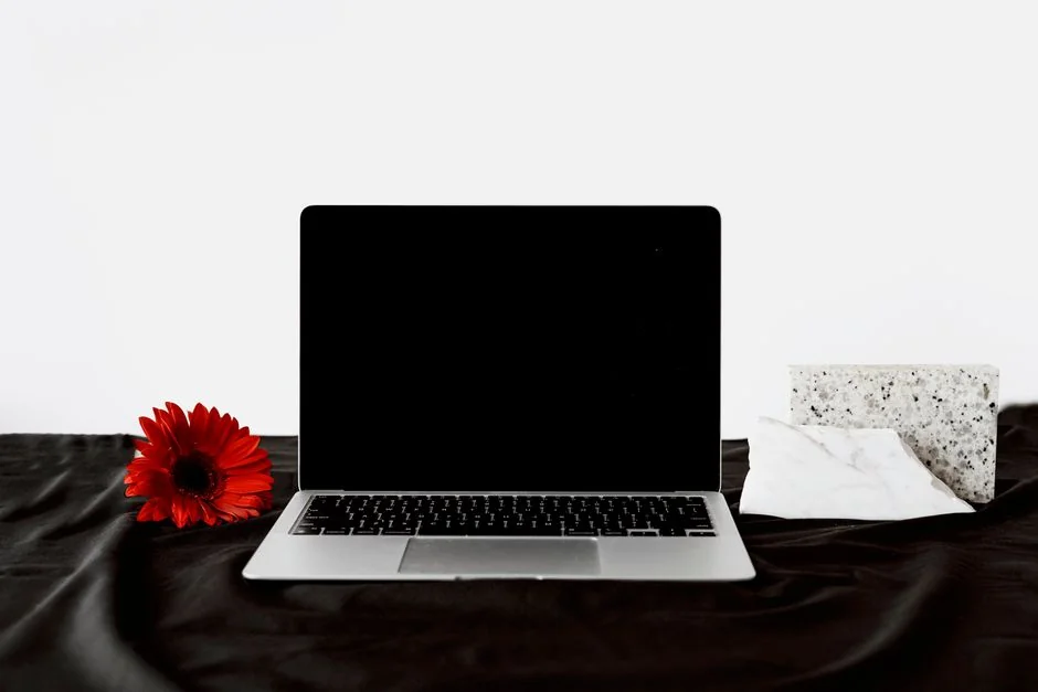 man-using-apple-computer-ieiuits149m